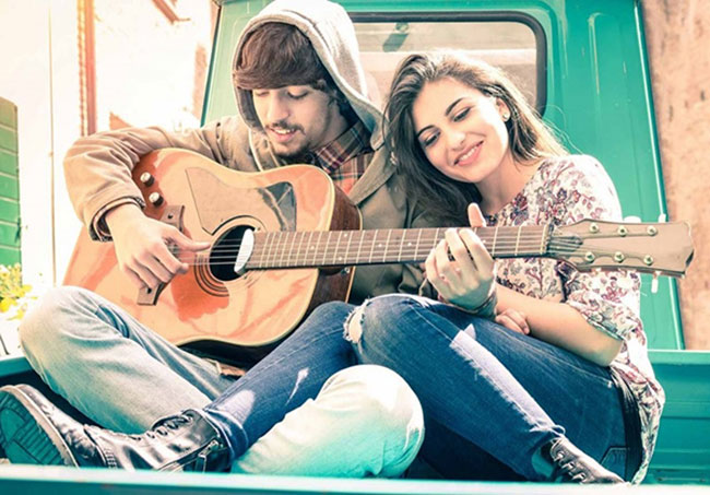 Đàn Guitar Acoustic thường làm bằng loại gỗ gì ?