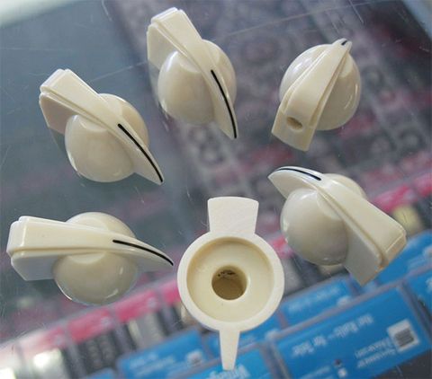  FENDER NÚM VẶN CHICKEN HEAD KNOBS CREAM 0058164049 
