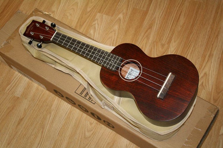 Ukulele Gretsch G9110 có dáng concert nhỏ gọn với scale chỉ dài 15”