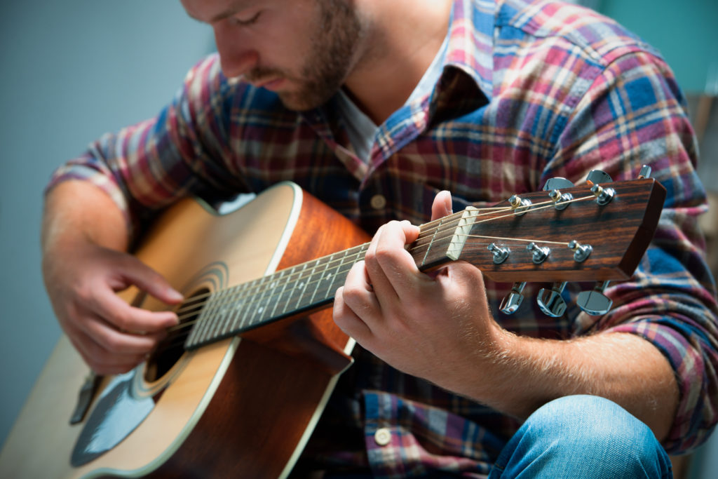 Gợi ý 5 mẹo giúp bạn chơi guitar giỏi hơn – Việt Thương Music| Đàn Piano| Keyboard - Organ| Guitar | Trống Chính Hãng