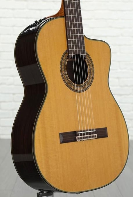 Mặt trước TC132SC được làm bằng gỗ Tuyết tùng