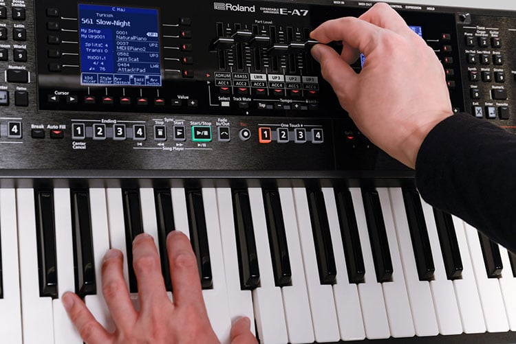 Đàn organ Roland EA-7 có thiết kế chuyên nghiệp
