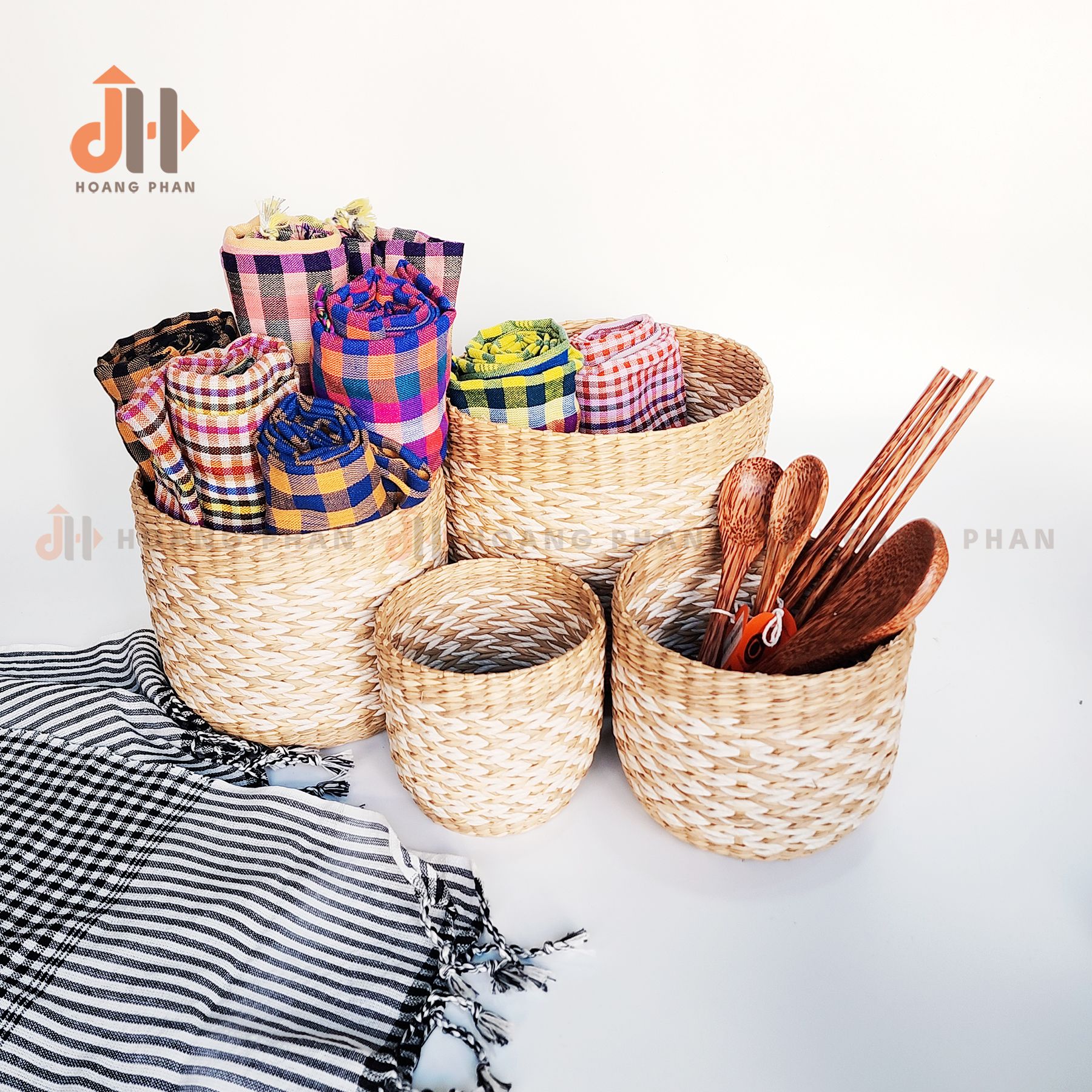 [Nhà Việt] Bộ 4 Rổ cói trụ đan xương cá trắng vàng – Ổ GALLERY & SHOP