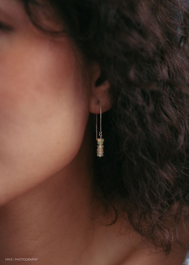 Bông tai Threader Opal