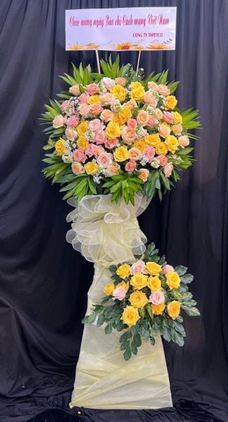 Kệ Hoa Khai Trương Chuyện Của Nắng