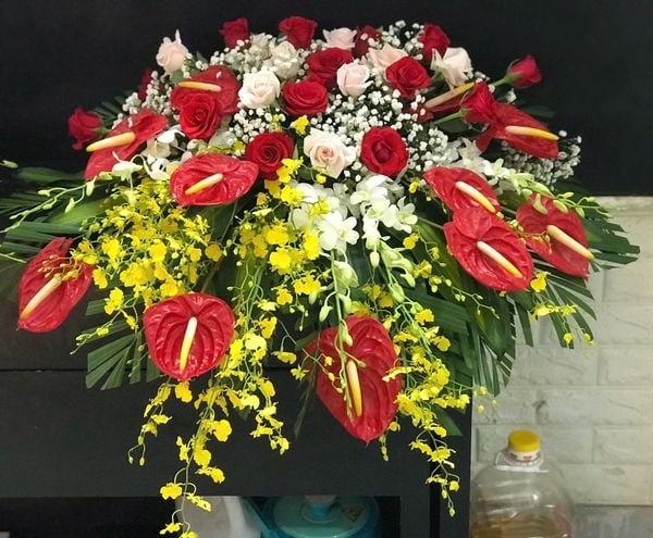 Hoa Bục Phát Biểu - BPB07 - Hoa Sự Kiện được thiết kế với Lan Vũ Nữ