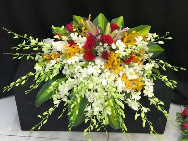 Hoa Bục Phát Biểu Khát Vọng Thành Công - BPB05 được thiết kế với các loại hoa:  Hoa Ly Hồng, Lan Thái Trắng, Lan Moka Vàng, Hoa Hồng Đỏ