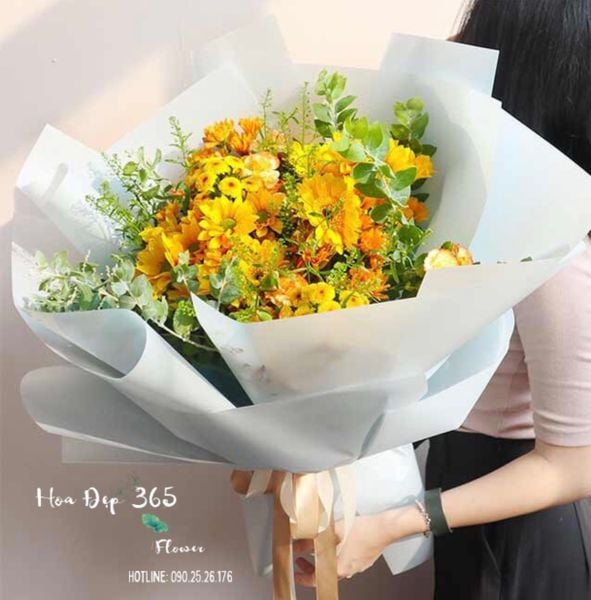 Bó hoa Autumn Melody - HBT54 được bó với: 6 Hoa Đồng Tiền Vàng, 8 Hoa Cẩm Chướng, Các loại hoa và lá khác.