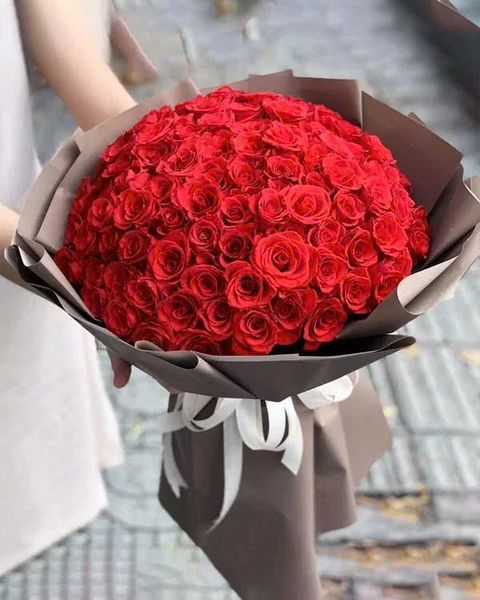 Bó Hoa 8/3 Tặng Vợ Đẹp Ý Nghĩa, Được Phái Nữ Yêu Thích Nhất: bo-hoa-hong-ruc-ro-hbt32