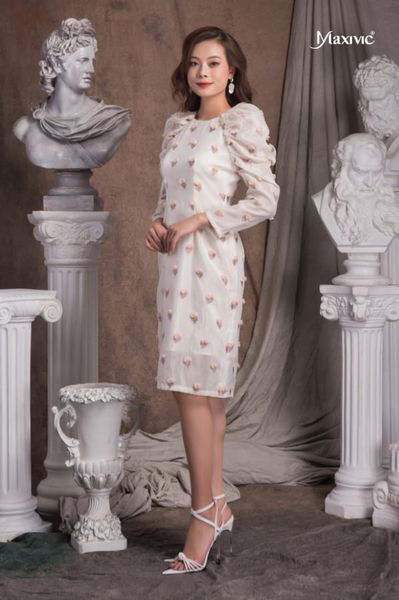 ĐẦM TRẮNG KEM STRAWBERRY CLUMP TAY PHỒNG DÁNG SUÔNG MAXIVIC