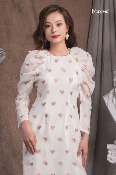 ĐẦM TRẮNG KEM STRAWBERRY CLUMP TAY PHỒNG DÁNG SUÔNG MAXIVIC