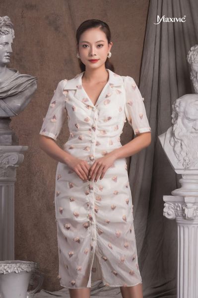 ĐẦM SƠ MI TRẮNG KEM STRAWBERRY CLUMP DÁNG SUÔNG MAXIVIC