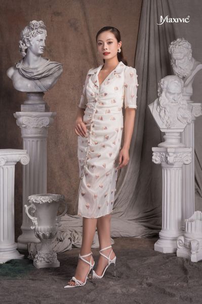 ĐẦM SƠ MI TRẮNG KEM STRAWBERRY CLUMP DÁNG SUÔNG MAXIVIC