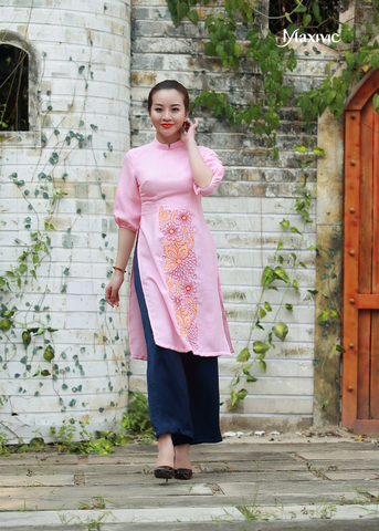 ao-dai-linen-hong-theu-hoa
