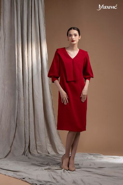 Đầm lụa đỏ, tay xếp Maxivic