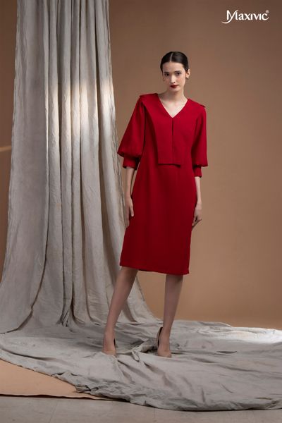 Đầm lụa đỏ, tay xếp Maxivic