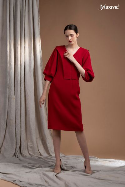 Đầm lụa đỏ, tay xếp Maxivic