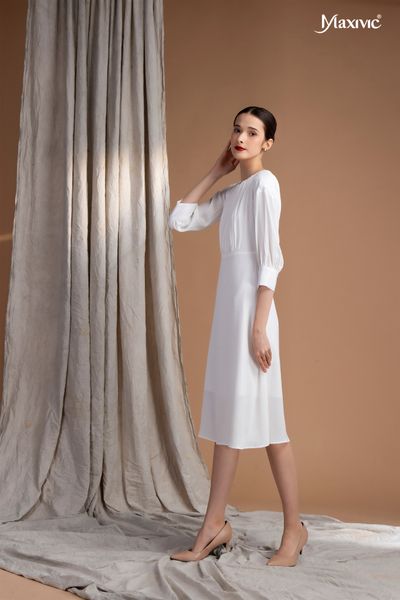 Đầm cổ thuyền lụa tăm trắng tay trụ vai Maxivic