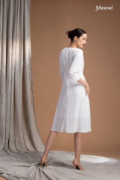 Đầm cổ thuyền lụa tăm trắng tay trụ vai Maxivic