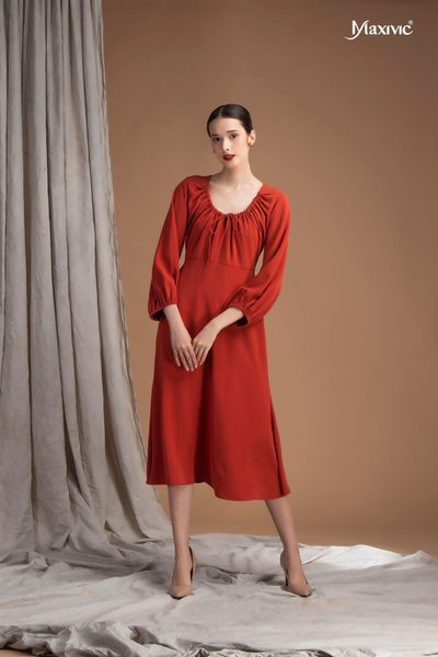 Đầm rút dây ở cổ màu gạch