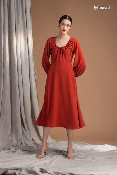 Đầm rút dây ở cổ màu gạch