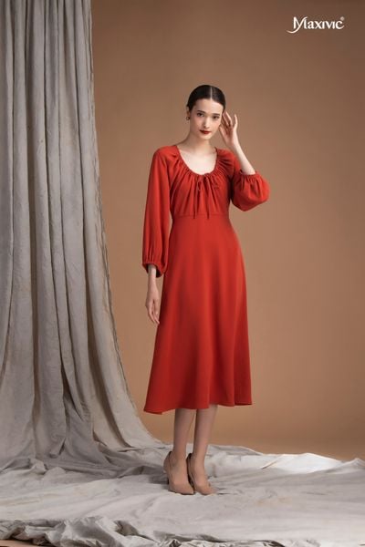 Đầm rút dây ở cổ màu gạch