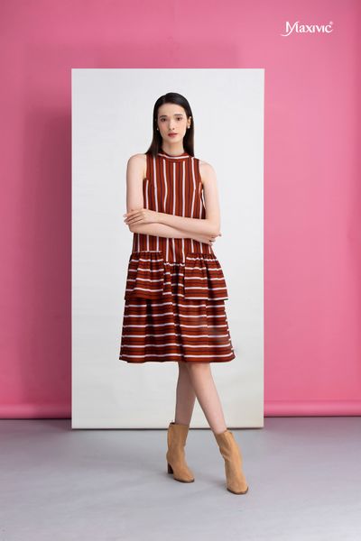 Đầm sọc nâu babydoll tay liền, tùng đắp Maxivic