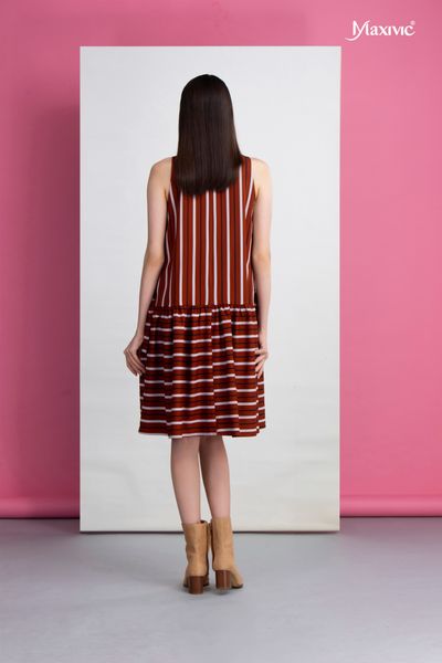 Đầm sọc nâu babydoll tay liền, tùng đắp Maxivic