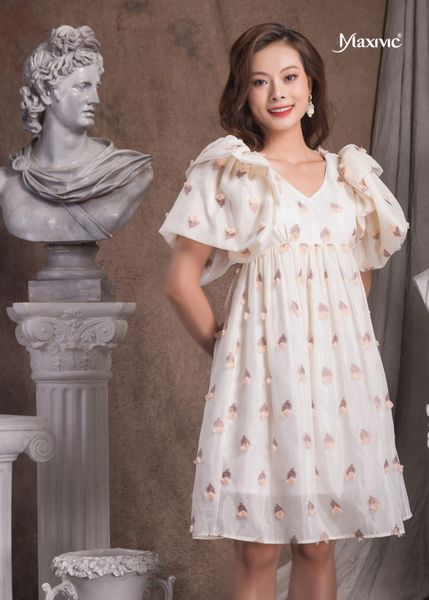 ĐẦM TRẮNG KEM STRAWBERRY CLUMP TAY PHỒNG DÁNG XOÈ MAXIVIC