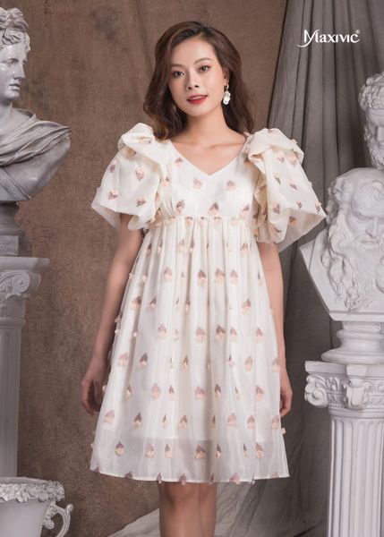 ĐẦM TRẮNG KEM STRAWBERRY CLUMP TAY PHỒNG DÁNG XOÈ MAXIVIC