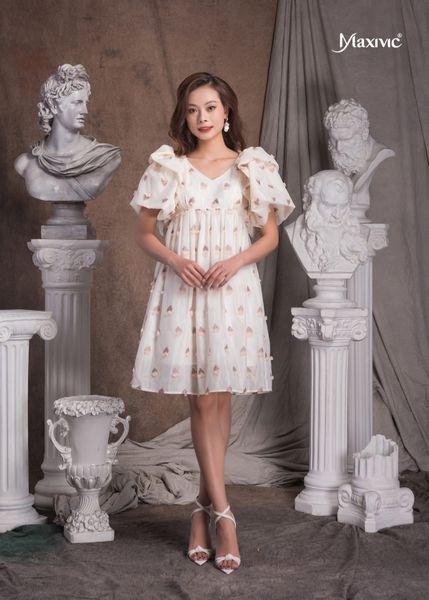 ĐẦM TRẮNG KEM STRAWBERRY CLUMP TAY PHỒNG DÁNG XOÈ MAXIVIC