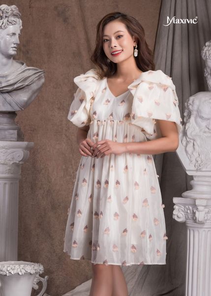 ĐẦM TRẮNG KEM STRAWBERRY CLUMP TAY PHỒNG DÁNG XOÈ MAXIVIC