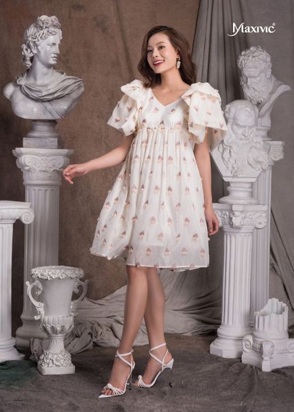 ĐẦM TRẮNG KEM STRAWBERRY CLUMP TAY PHỒNG DÁNG XOÈ MAXIVIC