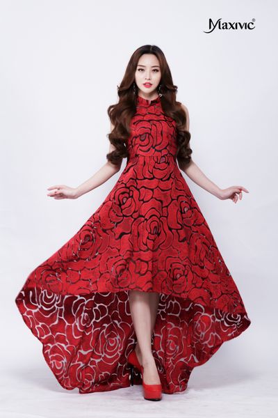 Đầm dạ hội xoè hoa văn hoa hồng màu đỏ Maxivic