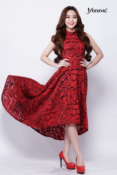 Đầm dạ hội xoè hoa văn hoa hồng màu đỏ Maxivic