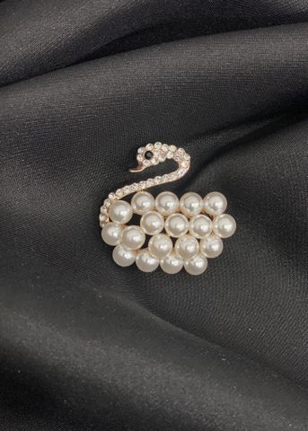 Ghim cài áo hình thiên nga đính đá ngọc trai cao cấp