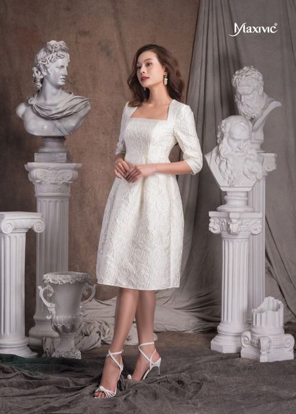 ĐẦM TRẮNG KEM HOA NỔI CỔ TAM GIÁC DÁNG XOÈ MAXIVIC