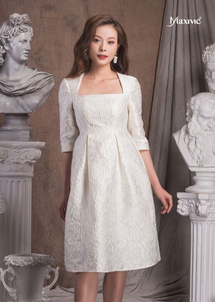 ĐẦM TRẮNG KEM HOA NỔI CỔ TAM GIÁC DÁNG XOÈ MAXIVIC