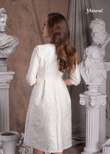 ĐẦM TRẮNG KEM HOA NỔI CỔ TAM GIÁC DÁNG XOÈ MAXIVIC