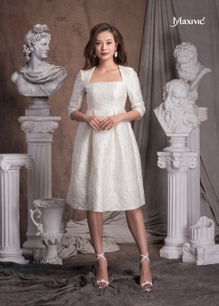 ĐẦM TRẮNG KEM HOA NỔI CỔ TAM GIÁC DÁNG XOÈ MAXIVIC