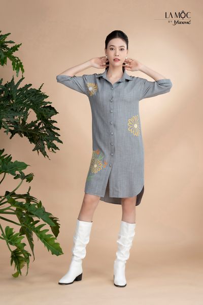 Đầm xô lụa xám thêu, cổ sơmi Maxivic