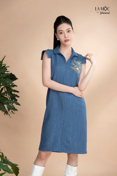 Đầm xô lụa xanh jeans thêu hoa, cổ V Maxivic