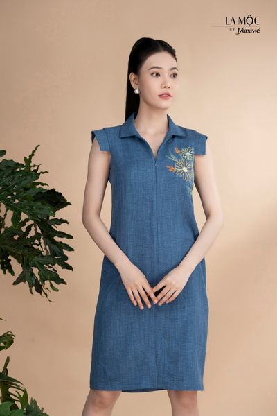 Đầm xô lụa xanh jeans thêu hoa, cổ V Maxivic