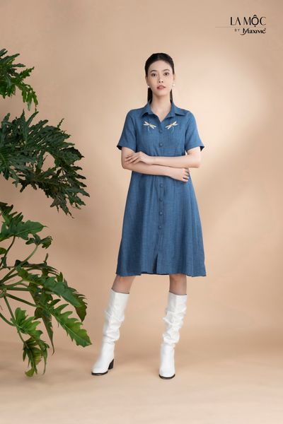 Đầm xô lụa xanh jeans thêu hoa, cổ sơmi La Mộc