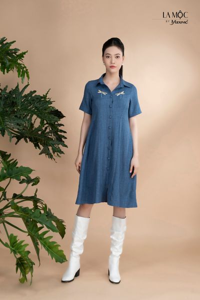Đầm xô lụa xanh jeans thêu hoa, cổ sơmi Maxivic
