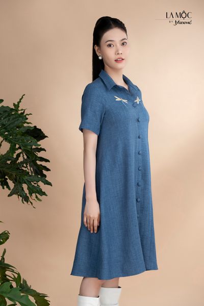 Đầm xô lụa xanh jeans thêu hoa, cổ sơmi Maxivic