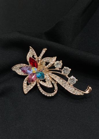 Ghim cài áo hình hoa 5 cánh 5 màu đính đá pha lê sang trọng