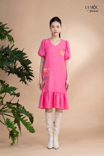 Đầm xô lụa hồng thêu, cổ V tay phồng Maxivic