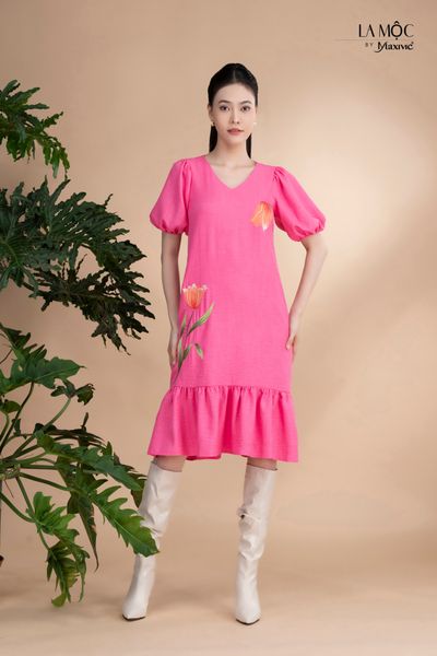 Đầm xô lụa hồng thêu, cổ V tay phồng La Mộc