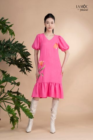Đầm xô lụa hồng thêu, cổ V tay phồng Maxivic